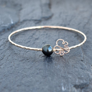Black Freshwater Bangle with Grommet - Monstera Charm - Yay Hawaii