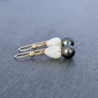 Small Single Pikake Cluster with Black Pearls - Yay Hawaii