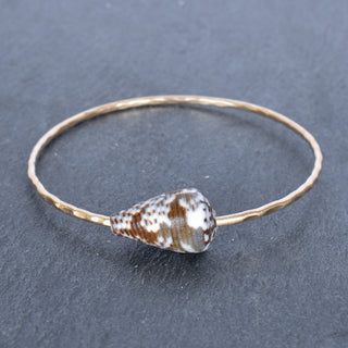 Yay Hawaii Cat Cone Shell Bangle featuring a vibrant shell design on a stylish, handcrafted jewelry piece for cat lovers.