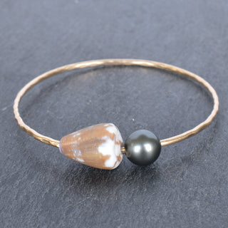 Yay Hawaii Rat Cone Bangle with Tahitian Pearl featuring a unique design and a lustrous pearl accent.