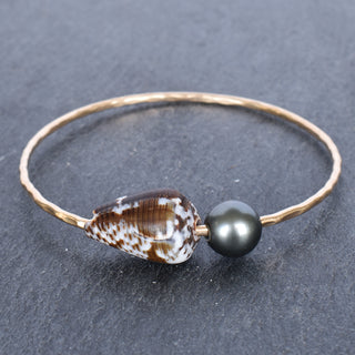 Yay Hawaii cat cone bangle featuring a Tahitian pearl, showcasing a stylish jewelry piece with a unique feline-inspired design.