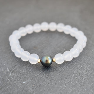 8mm white agate stretchy bracelet with freshwater pearls, handmade jewelry by Yay Hawaii, featuring smooth round stones and elegant pearls.