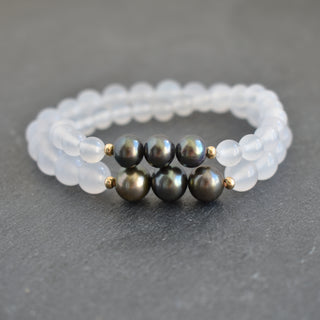 White Agate stretchy bracelet with triple freshwater pearls, handcrafted jewelry by Yay Hawaii featuring elegant gemstone and pearl accents.
