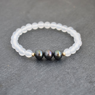 White agate and freshwater pearl stretchy bracelet featuring 6mm beads, crafted by Yay Hawaii.