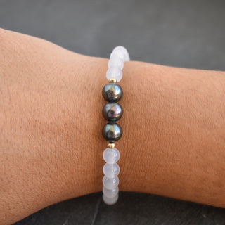 White agate and freshwater pearl stretchy bracelet featuring 6mm beads from Yay Hawaii, elegant and natural jewelry accessory.