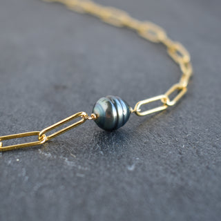 Paperclip necklace with Tahitian pearl from Yay Hawaii, featuring a sleek silver chain and a lustrous black pearl pendant.