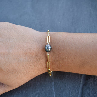 Paperclip bracelet by Yay Hawaii featuring a Tahitian pearl, showcasing sleek metal links and a lustrous black pearl detail.