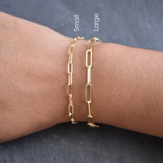 Paperclip bracelet by Yay Hawaii featuring a Tahitian pearl, showcasing sleek silver links and a lustrous black pearl centerpiece.