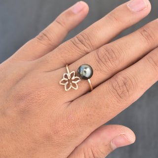Yay Hawaii Tiare and Tahitian Pearl bypass ring featuring a floral design and black Tahitian pearl accents on sterling silver.