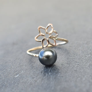 Tiare and Tahitian pearl bypass ring by Yay Hawaii featuring a silver band with a central Tahitian pearl and floral Tiare design.