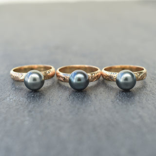 Yay Hawaii 4mm heirloom style band Tahitian pearl ring with a smooth gold band and a single dark Tahitian pearl centerpiece.