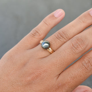 Yay Hawaii 4mm heirloom-style band Tahitian pearl ring featuring a lustrous black pearl set in a delicate gold band.
