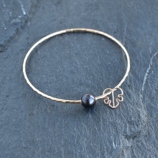 Black Freshwater Bangle with Grommet - Monstera Charm - Yay Hawaii