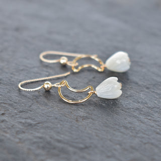 Silver crescent moon earrings with small mother of pearl Pikake flower, featuring elegant Hawaiian-inspired jewelry design.