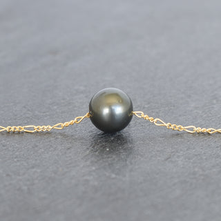 Round Tahitian pearl pendant on a gold Figaro chain, showcasing elegant jewelry design by Yay Hawaii.