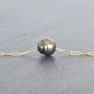 Tahitian pearl circle pendant necklace with paperclip chain by Yay Hawaii, showcasing a elegant black pearl design on a silver chain.