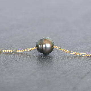 Tahitian pearl circle pendant with Figaro chain necklace by Yay Hawaii, featuring a black pearl on a delicate chain.