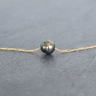 Tahitian pearl circle necklace with Figaro chain from Yay Hawaii, featuring a lustrous black pearl and elegant silver chain.