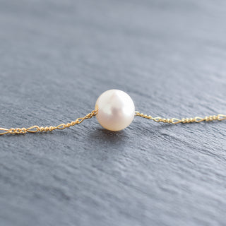 White freshwater pearl necklace with figaro chain from Yay Hawaii, showcasing a sleek, elegant jewelry piece.