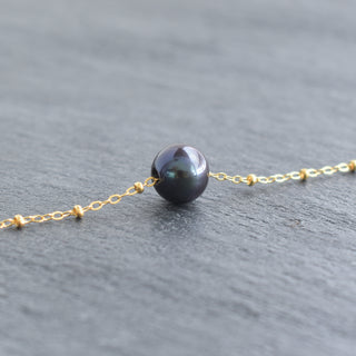 Black freshwater pearl necklace with satellite chain by Yay Hawaii, featuring a sleek and elegant jewelry design.