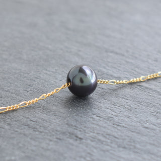 Black freshwater pearl necklace with Figaro chain by Yay Hawaii, featuring a sleek black pendant on a stylish chain.