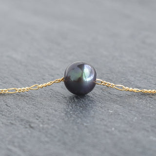 Black freshwater pearl necklace with figaro chain by Yay Hawaii, featuring smooth pearls and a stylish metal chain.