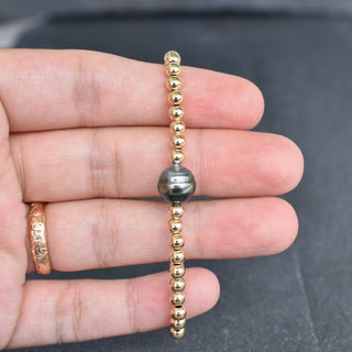 Beaded stretchy bracelet with a single Circlé Tahitian pearl, suitable for children and adults, by Yay Hawaii.