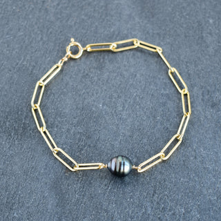 Paperclip bracelet featuring a Tahitian pearl by Yay Hawaii, showcasing a modern jewelry design with a sleek silver finish.