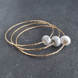 Yay Hawaii howlite rondelle gemstone bangle featuring smooth white and gray stone beads on a stylish bracelet.