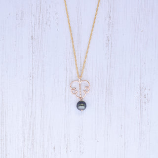 Monstera leaf pendant and black pearl necklace featuring silver or gold chain, elegant tropical jewelry by Yay Hawaii.